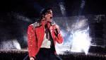 Майкл Джексон с микрофоном